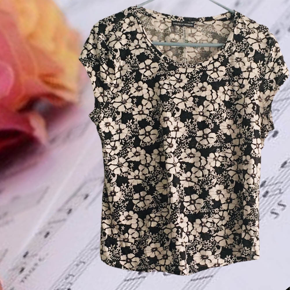 Chelsea & Theodore Black / White floral top